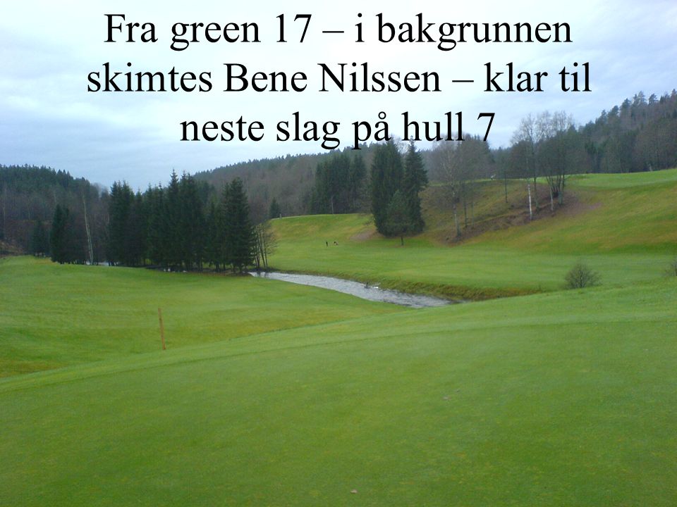 Fra green 17 – i bakgrunnen skimtes Bene Nilssen – klar til neste slag på hull 7